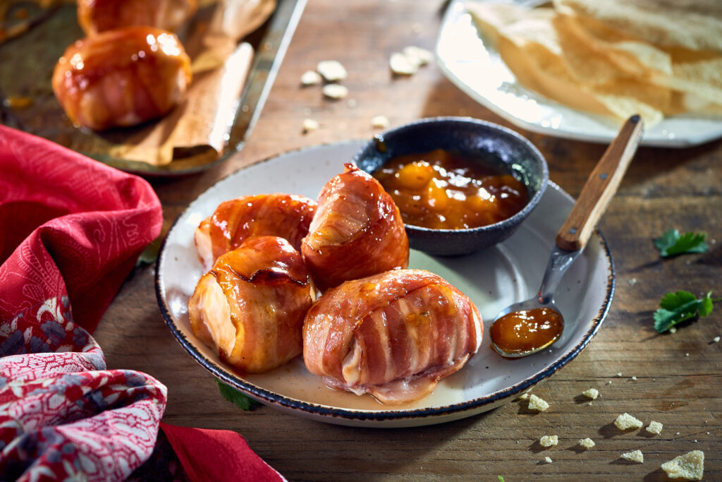 Bouchées de poulet au bacon avec chutney à la mangue